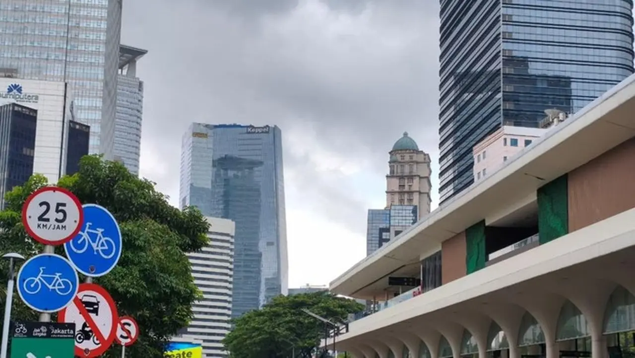 Langit Jakarta Mendung Pada Penghujung 2025. (kurniawan Fadilah/detikcom)