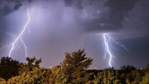 Pendaki Gunung Merbabu Tersambar Petir, Evakuasi Dramatis Dilakukan Lewat Jalur Swanting