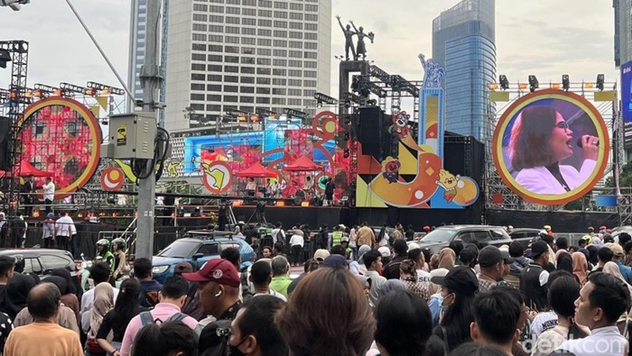 Suasana Malam Tahun Baru 2026 di Bundaran HI: Warga Mulai Berdatangan, Perayaan Sederhana Tanpa Kembang Api