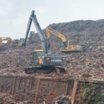 Gunung Sampah Bantargebang Longsor, 3 Truk Terperosok ke Kali