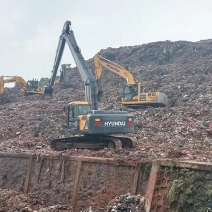 Gunung Sampah Bantargebang Longsor, 3 Truk Terperosok ke Kali