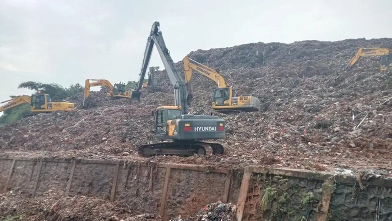 Foto: Gunungan Sampah Di Tpst Bantargebang, Kota Bekasi Longsor Hingga Menimpa Tiga Truk Sampah. Truk Itu Sampai Terperosok Ke Kali. (dok Istimewa).