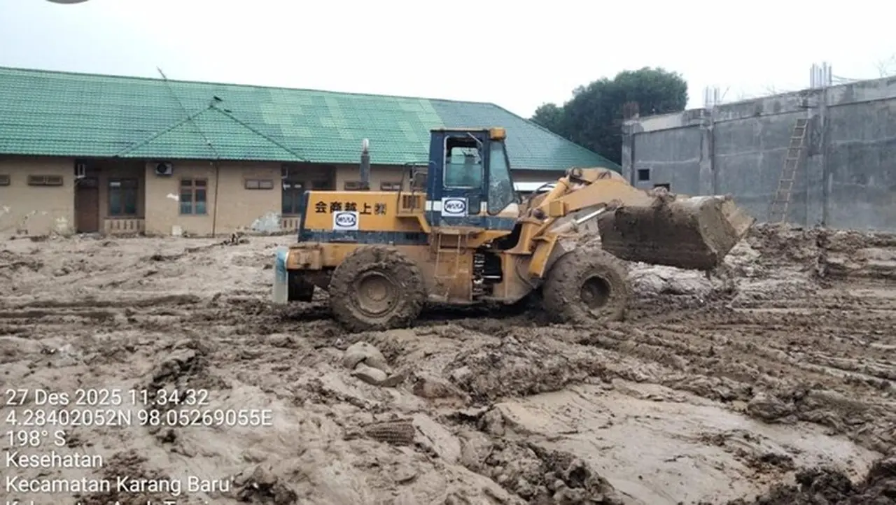 Alat Berat Milik Kementerian Pu Membersihkan Material Banjir Dan Longsoran Di Aceh Tamiang. (foto: Dok. Kementerian Pu)