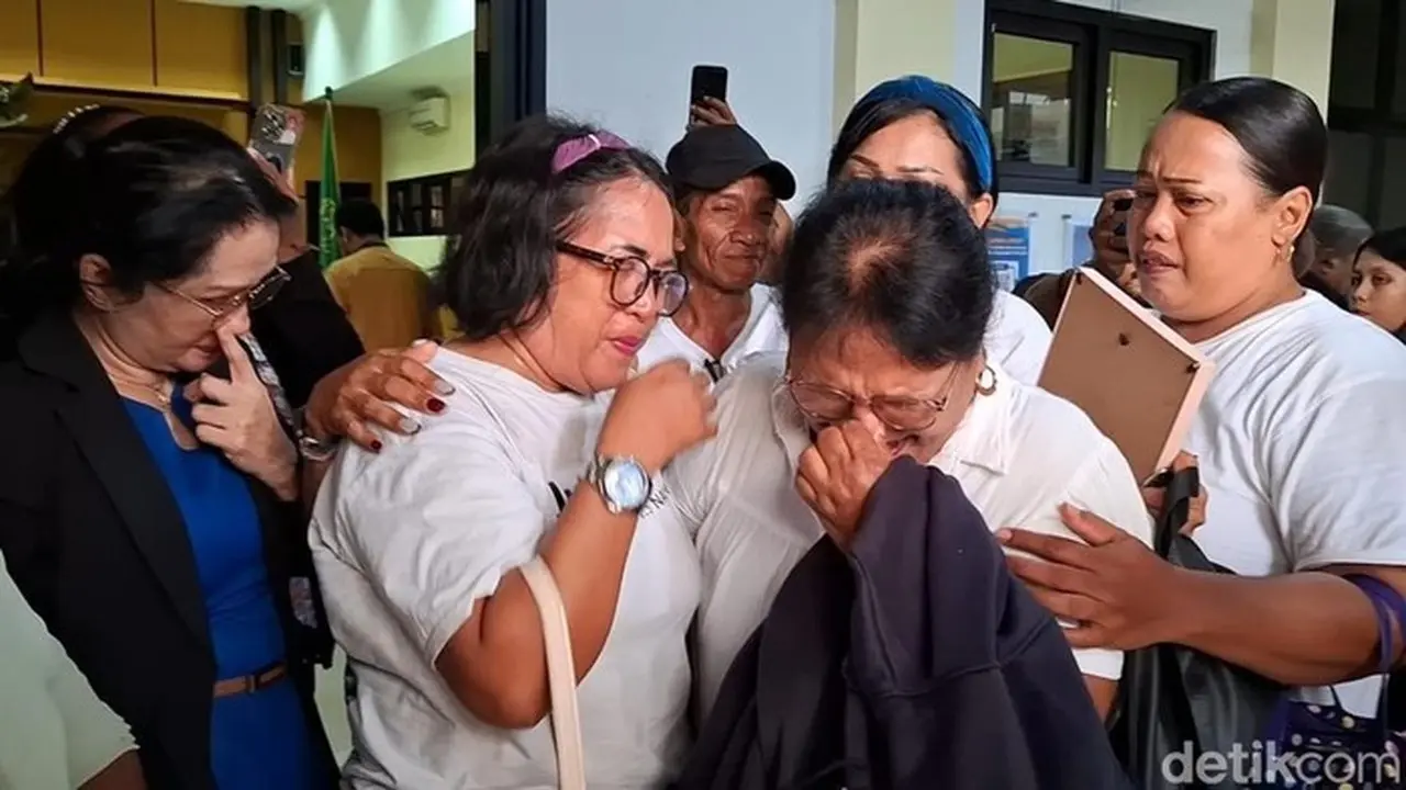 Ibunda Prada Lucky, Sepriana Paulina Mirpey Bersama Keluarga Saat Histeris Di Pengadilan Militer Iii 15 Kupang, Ntt, Rabu (31/12/2025). (yufengki Bria/detikbali)