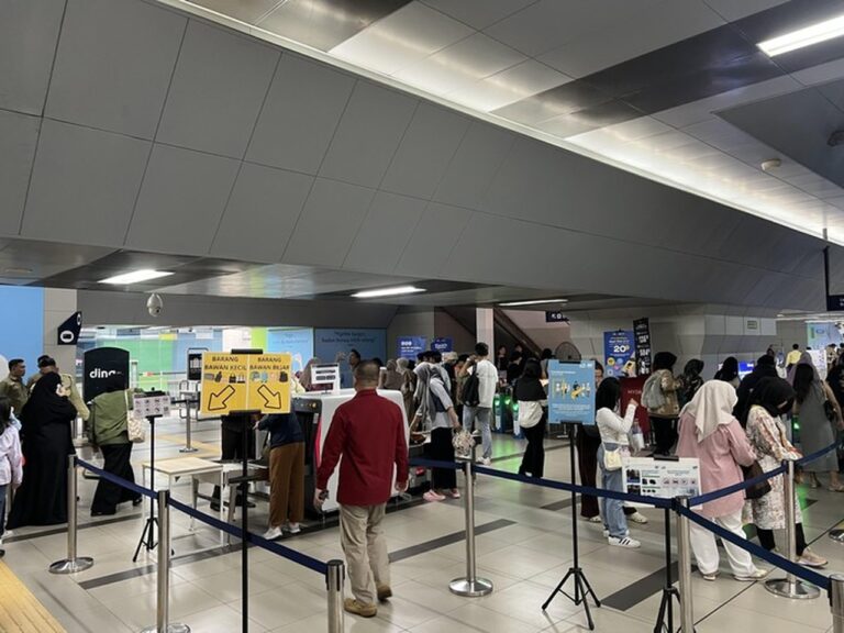 Tarif MRT Rp 1 Sambut Tahun Baru, Warga Jakarta Antusias Ajak Keluarga Jalan-Jalan Tarif MRT Rp 1 Sambut Tahun Baru, Warga Jakarta Antusias Ajak Keluarga Jalan-Jalan