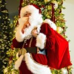 Erling Haaland Berubah Jadi Santa Claus, Beri Kado Spesial untuk Fans Cilik Manchester United