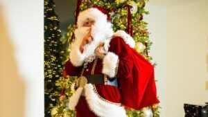 Erling Haaland Berubah Jadi Santa Claus, Beri Kado Spesial untuk Fans Cilik Manchester United