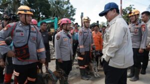 Prabowo Subianto Sapa Polisi dan Anjing K-9 Pencari Korban Hilang di Tapanuli Selatan
