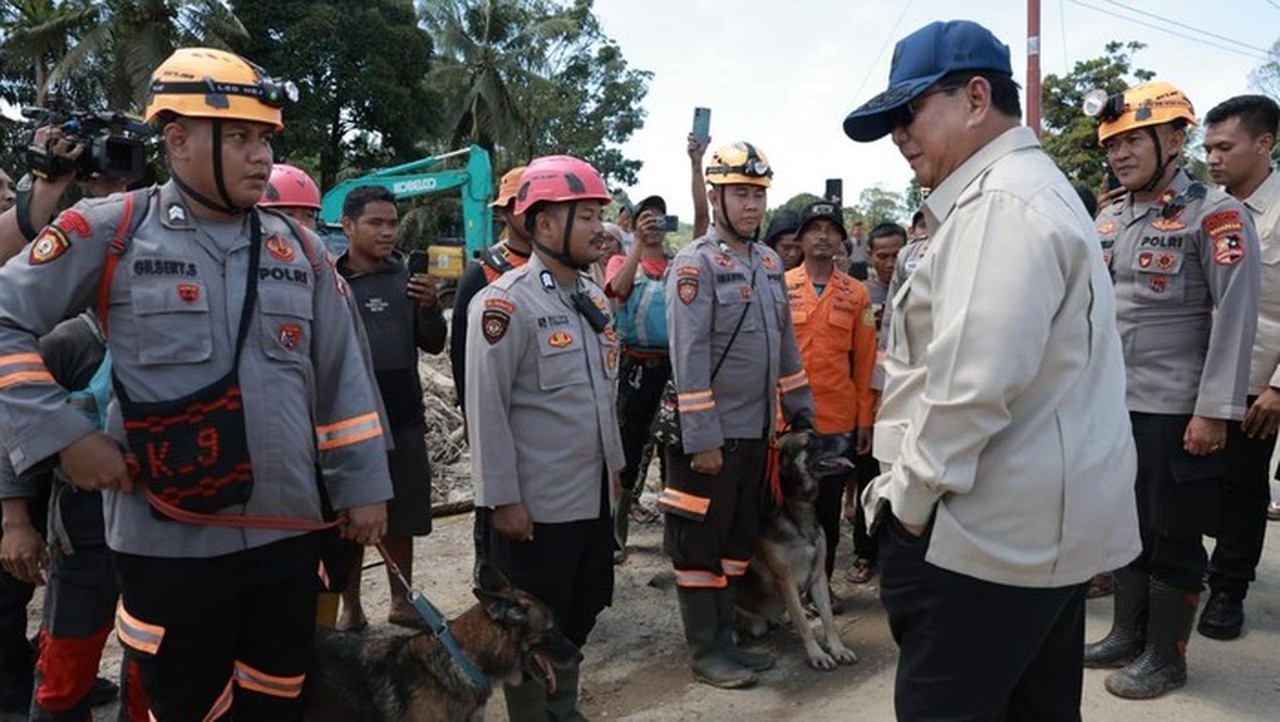 Prabowo Subianto Sapa Polisi dan Anjing K-9 Pencari Korban Hilang di Tapanuli Selatan
