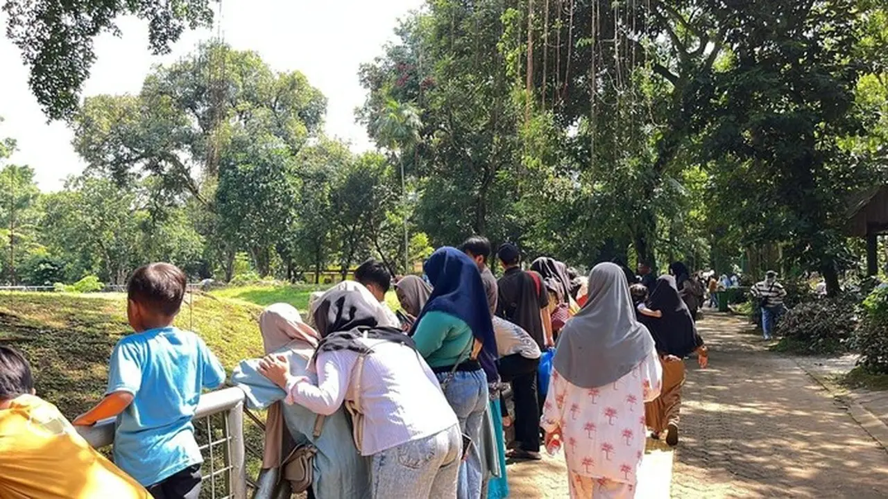 Taman Margasatwa Ragunan, Jaksel, Dipadati Pengunjung Saat Libur Natal 2025. (anggi M/detikcom)