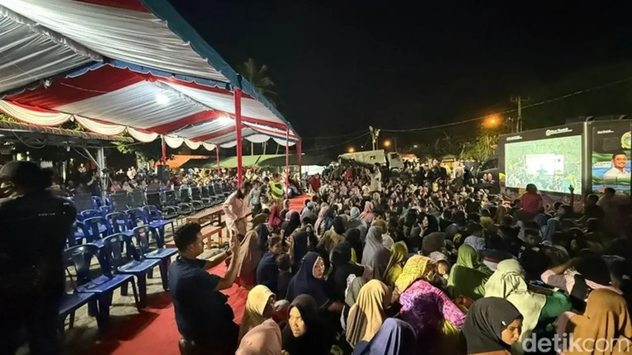 Foto: Prabowo Bakal Menghabiskan Pergantian Malam Tahun Baru Bersama Warga Di Posko Pengungsian Bencana Tapanuli Selatan. Warga Antusias Menanti Momen Tersebut (eva/detikcom).