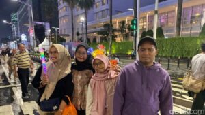 Warga Bekasi dan Jaktim Berburu Konten Tahun Baru di Bundaran HI Demi FYP