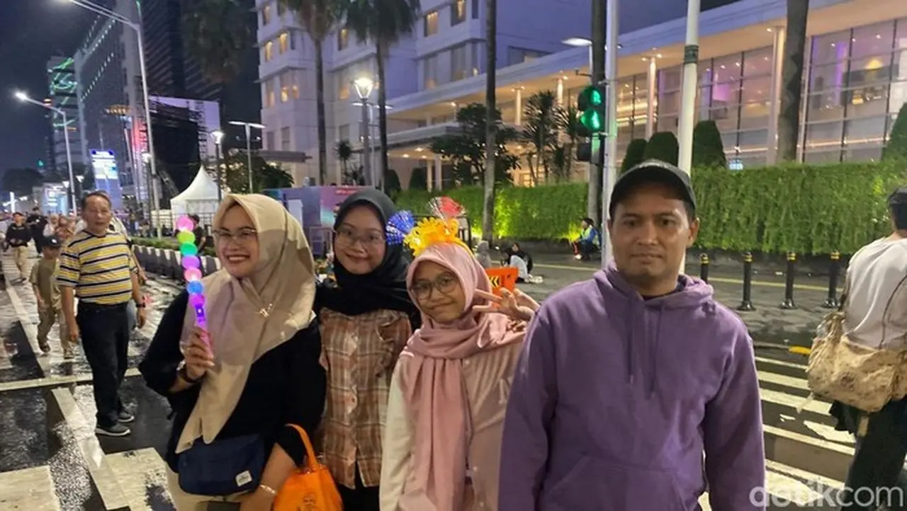 Ayu (34) Warga Kota Bekasi, Yang Datang Bersama Keluarganya Ke Bundaran Hi Untuk Hunting Konten Perayaan Malam Tahun Baru. (wildan/detikcom)