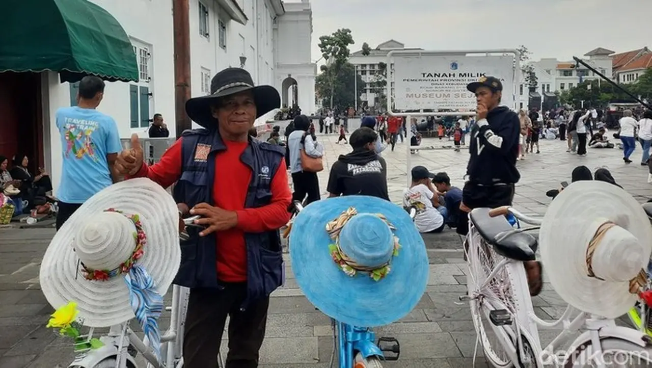 Foto: Warun (53), Pemilik Usaha Sewa Ontel Di Kota Tua (rachma/detikcom).