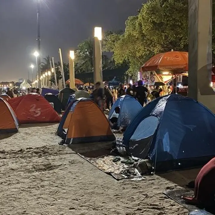 Malam Tahun Baru 2026: Warga Padati Pantai Ancol dengan Tenda dan Tikar
