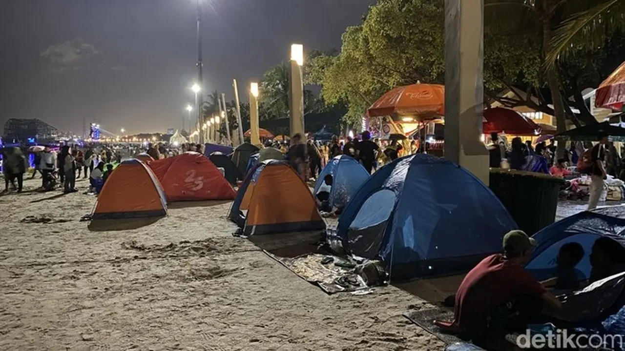 Suasana Ramai Pengunjung 'camping' Di Pantai Ancol Saat Malam Tahun Baru 2026. (devi Puspitasari/detikcom)
