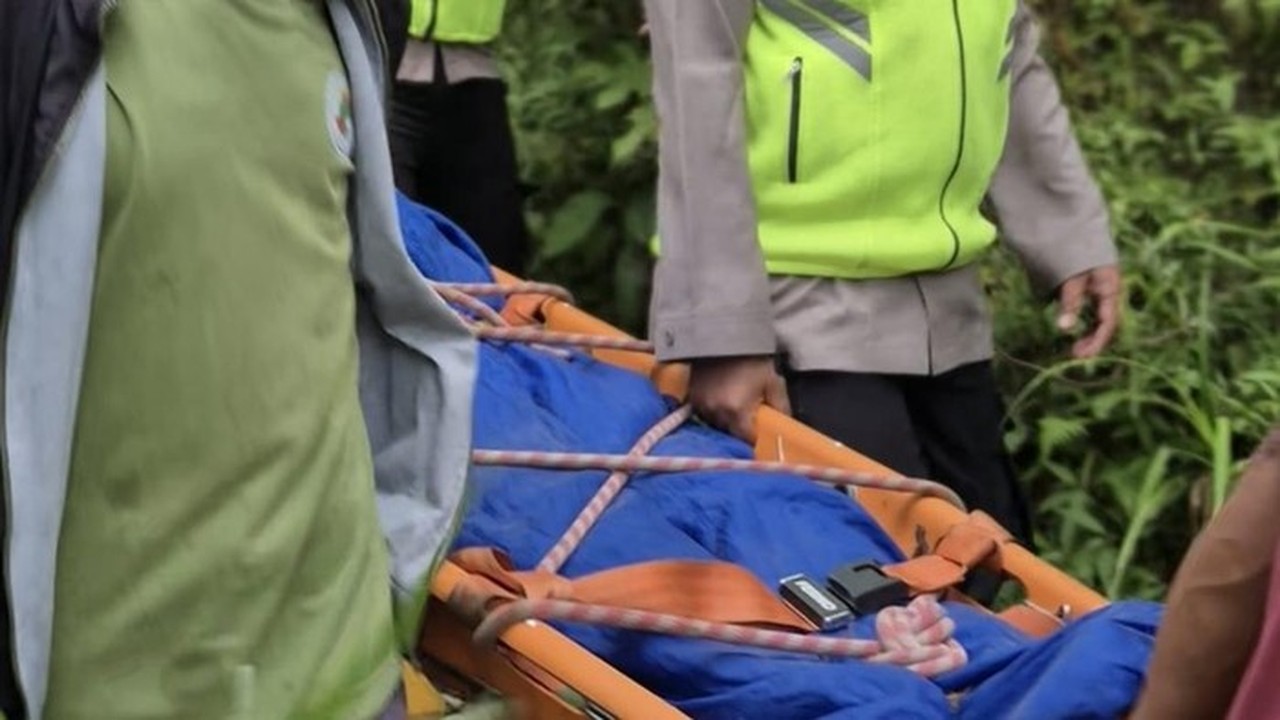 Tiga Pendaki Ilegal Nekat ke Puncak Merapi Bermodal Sandal Jepit, Satu Tewas