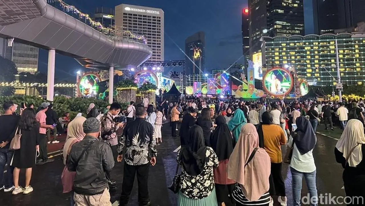 Warga Mulai Memadati Jalan Sudirman Thamrin Pada Kegiatan Car Free Night (cfn) Di Malam Tahun Baru, Rabu (31/12/2025). (adhfar Aulia Syuhada/detikcom)