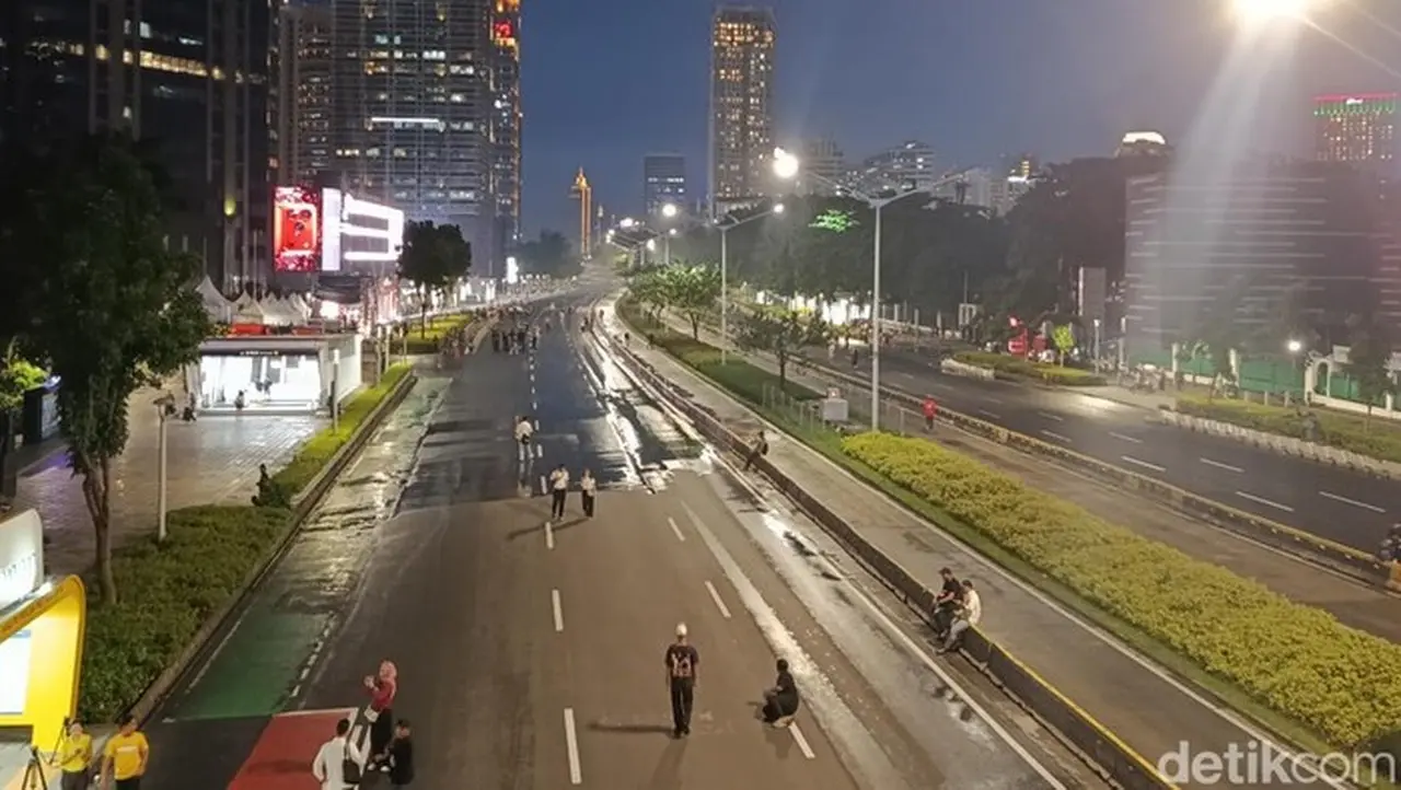 Car Free Night (cfn) Dalam Menyambut Pergantian Tahun Baru 2026 Di Jakarta Sudah Dimulai. Jalan Sudirman Thamrin Yang Menjadi Jalur Cfn Ditutup. (wildan/detikcom)