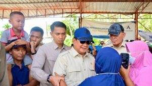 Prabowo Rayakan Malam Tahun Baru di Tapsel Bersama Korban Banjir, Makan Malam dan Nonton Layar Tancap