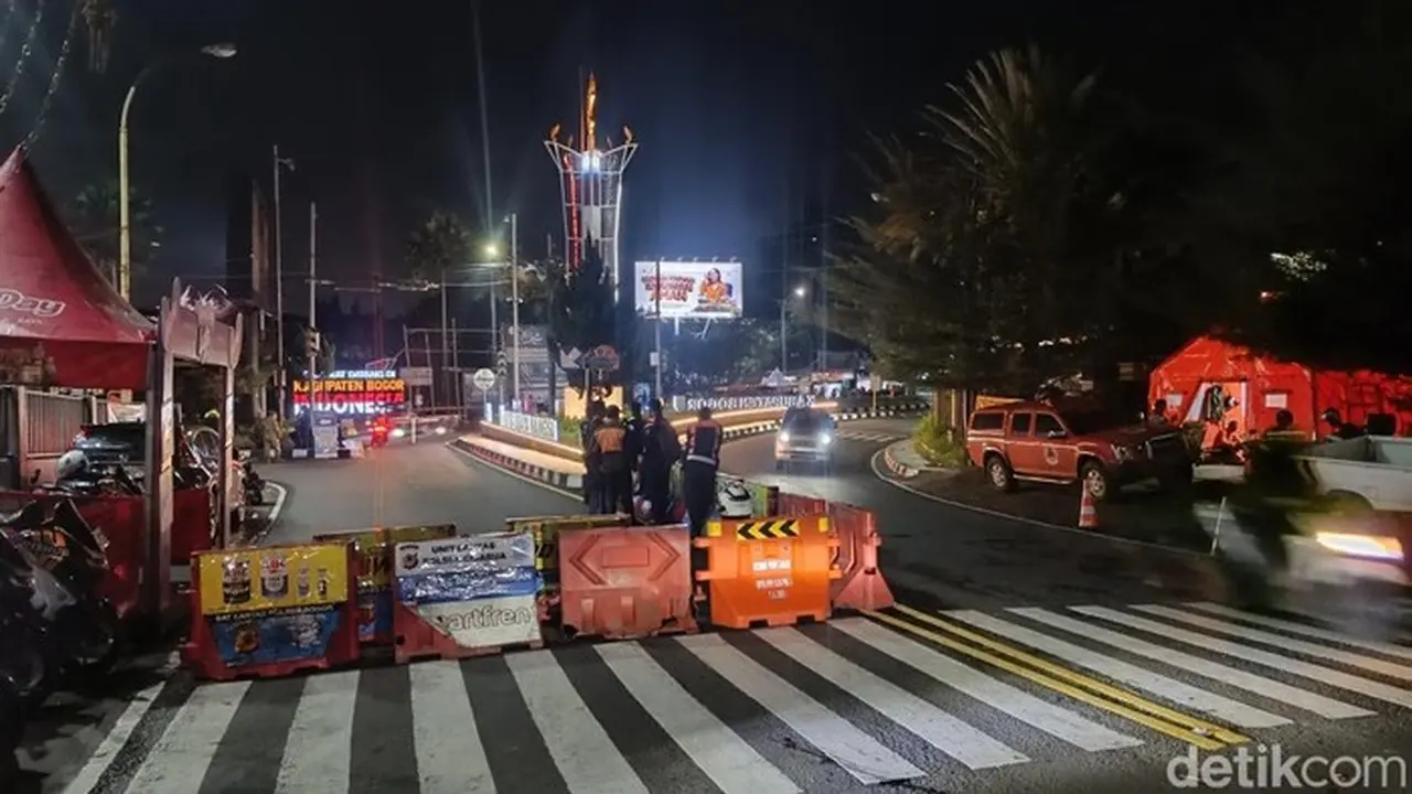 Jalan Raya Puncak, Bogor, Jawa Barat, Ditutup Malam Ini. Penutupan Dalam Rangka Malam Tanpa Kendaraan Atau Car Free Night (cfn) Saat Tahun Baru 2026. (rizky/detikcom)