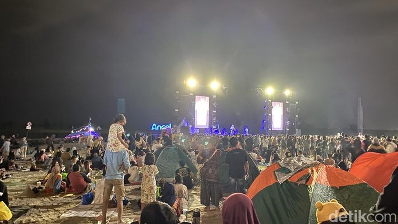 Warga Rela Hujan-hujanan di Ancol Demi Saksikan Konser Dewa 19 di Malam Tahun Baru