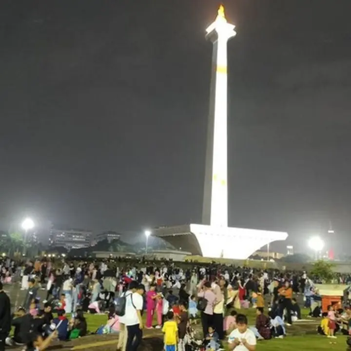 Hujan Tak Surutkan Warga Berau dan Makassar Rayakan Tahun Baru di Monas