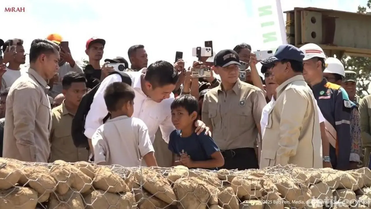 Sekretaris Kabinet Teddy Indra Wijaya Membagikan Mainan Ke Anak Anak Saat Mendampingi Presiden Prabowo Di Tapanuli Selatan. (dok. Youtube Sekretariat Presiden)