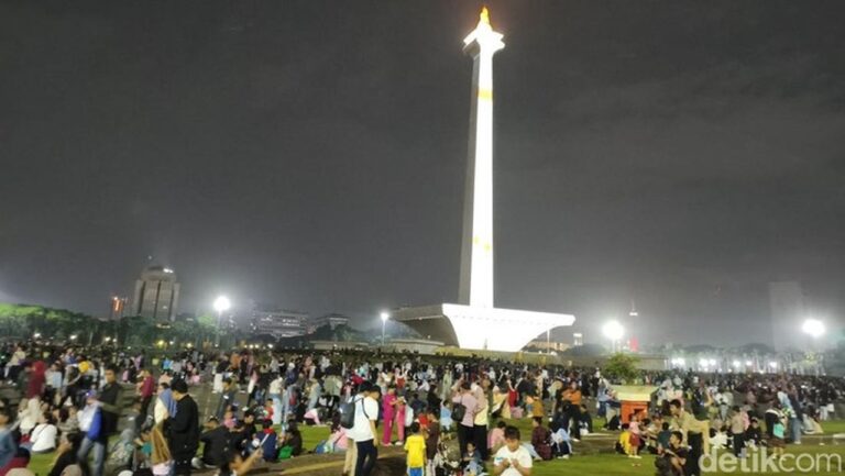 Hujan Guyur Jakarta, Warga Tetap Setia Menanti Pergantian Tahun di Monas dan Bundaran HI
