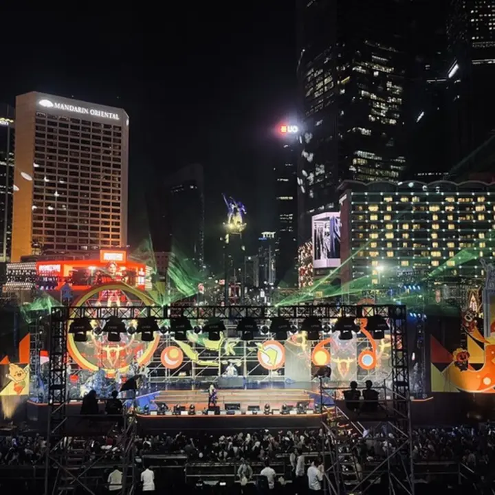 Malam Tahun Baru di Bundaran HI Tetap Semarak Tanpa Kembang Api, Warga Nikmati Musik dan Drone