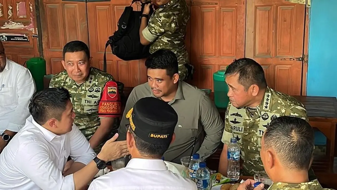 Momen Seskab Ngopi Bareng Gubsu Bobby Di Warung Pinggir Jalan Tapsel. (dok. Istimewa)