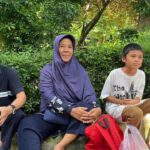 Libur Natal, Kakek-Nenek Ajak Cucu Jelajahi Ragunan dengan Biaya Hemat