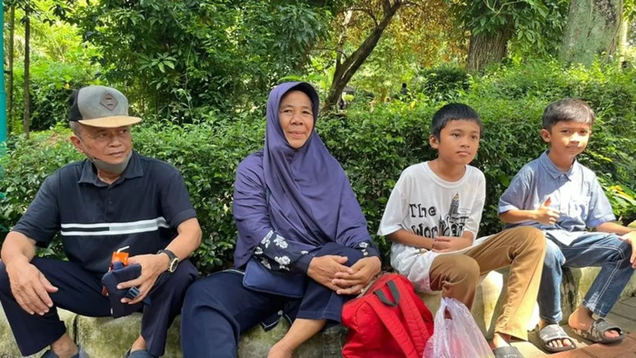 Foto: Suryani Dan Indarto Mengajak Cucu Mereka Berlibur Ke Taman Margasatwa Ragunan Saat Libur Natal 2025. (anggi/detikcom)