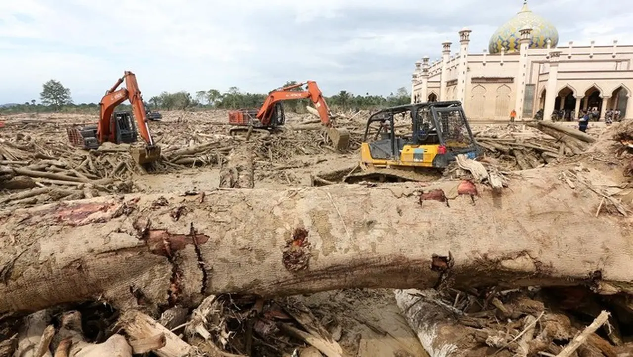 Pembersihan Sisa Material Banjir Bandang Di Aceh. (foto: Antara Foto/irwansyah Putra)