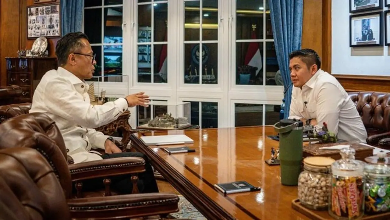 Seskab Teddy Bertemu Kepala Bp Bumn Dony Oskaria, Rabu (24/12/) Malam. (foto: Dok. Istimewa)