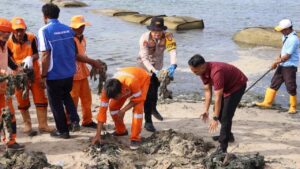 Jelang Tahun Baru, Polres Kepulauan Seribu Bersama Warga Bersihkan Pantai Sakura