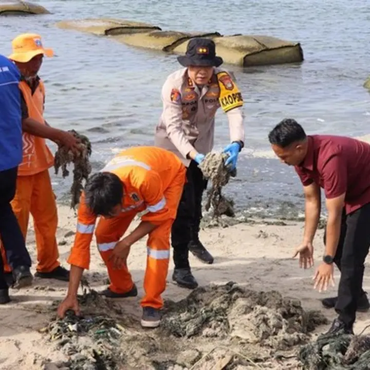 Jelang Tahun Baru, Polres Kepulauan Seribu Bersama Warga Bersihkan Pantai Sakura
