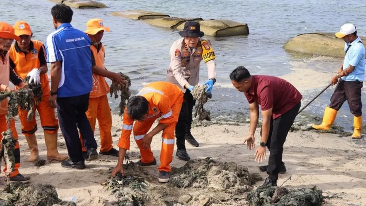 Polres Kepulauan Seribu Bersama Warga Membersihkan Pesisir Pantai Sakura, Pulau Untung Jawa. (foto: Dok. Istimewa)