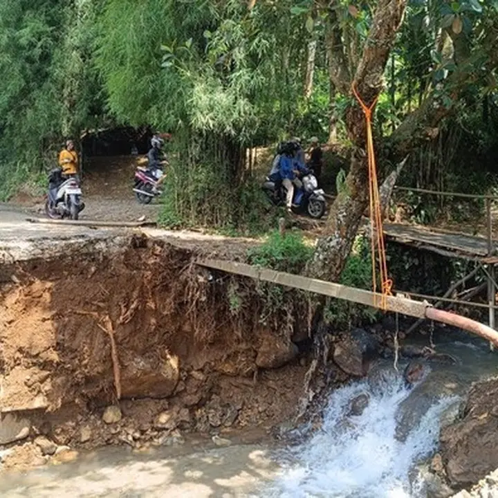 Jalan Alternatif Puncak Bogor Terputus Akibat Arus Sungai Deras, Warga Bangun Jembatan Darurat