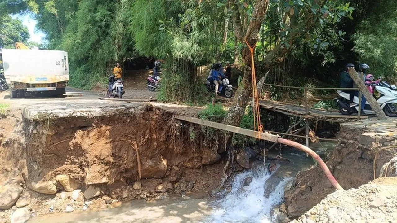 Jalan Alternatif Menuju Puncak, Bogor, Jawa Barat, Di Desa Pasir Angin, Kecamatan Megamendung, Terputus. (rizky Adha/detikcom)