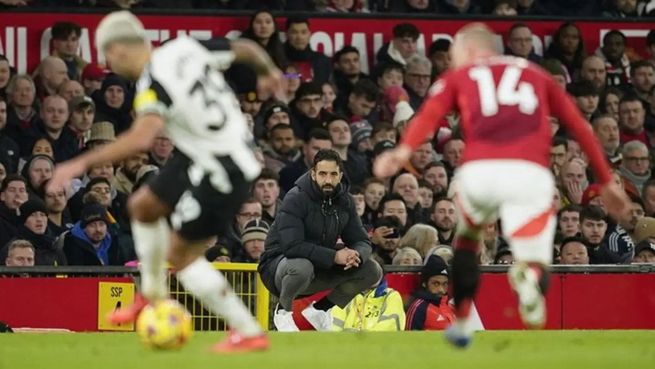 Manajer Mu Ruben Amorim Mengamati Pemainnya Saat Melawan Newcastle. Foto: Ap/dave Thompson
