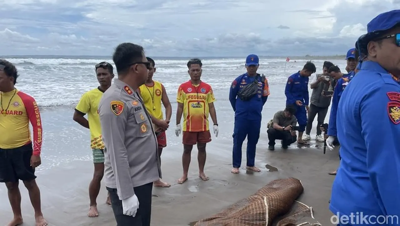 Foto: Jenazah Wildan Korban Tenggelam Di Pantai Pangandaran Yang Ditutupi Tikar Karena Menjadi Tontonan Warga (aldi Nur Fadilah/detikjabar)