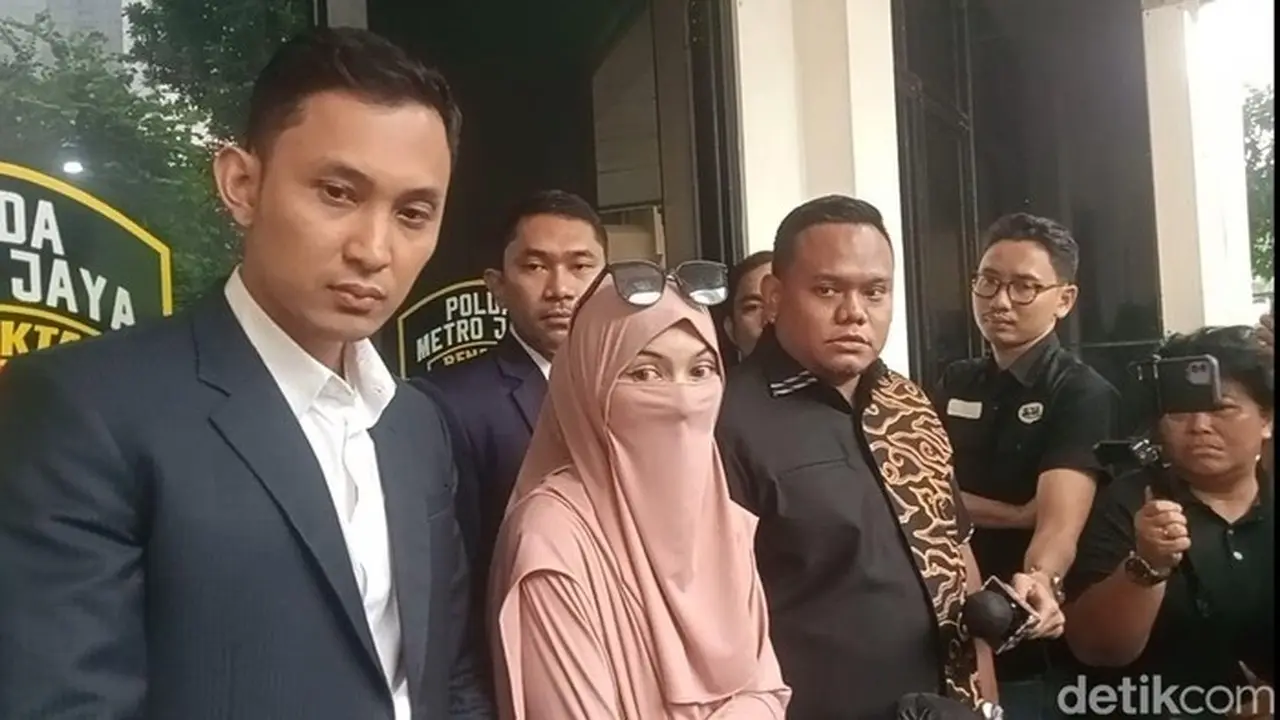Wardatina Mawa Dan Tim Kuasa Hukum Saat Ditemui Di Kawasan Jakarta. Foto: Muhammad Ahsan Nurrijal/detikcom