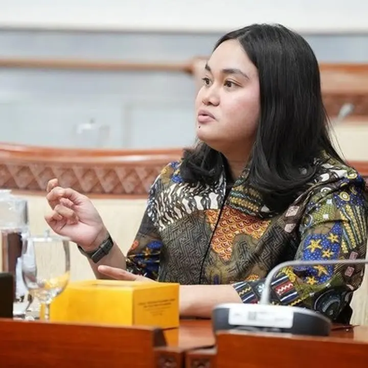 DPR Usul Blokir Seumur Hidup Bonnie Blue Akibat Dugaan Pelecehan Bendera Merah Putih