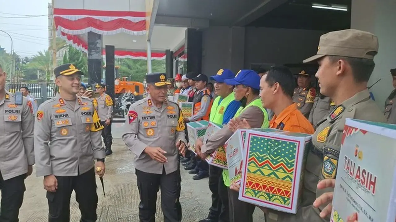 Foto: Kapolres Bogor Mendampingi Kapolda Jabar Saat Mengecek Jalur Puncak (sholihin/detikcom)