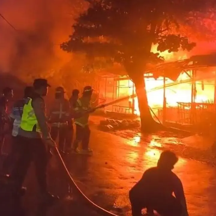 Pasar Pagi Pemalang Terbakar Hebat, Polisi Bantu Evakuasi Barang Pedagang