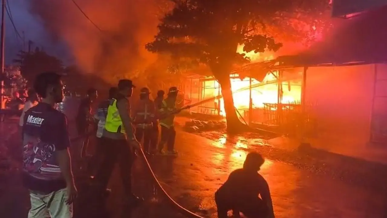 Foto: Tim Dari Polres Pemalang Ikut Membantu Pemadaman Dan Evakuasi Barang Milik Pedagang Di Pasar Pagi Yang Terbakar Pada Selasa (23/12/2025). (dok Polres Pemalang)