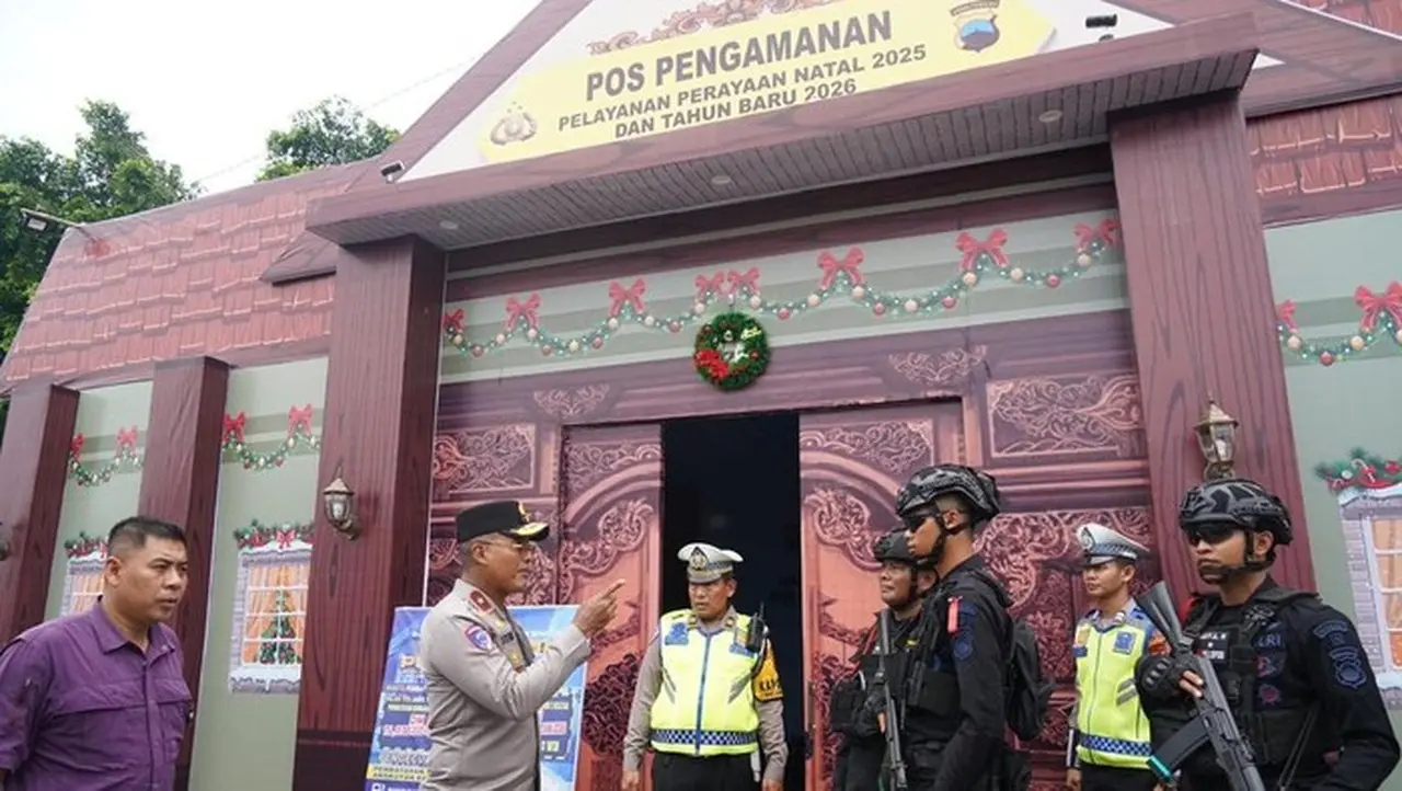 Wakapolda Jateng Brigjen Latif Usman Melaksanakan Peninjauan Langsung Pos Pengamanan (pospam) Dan Pos Terpadu Di Sejumlah Rest Area Sepanjang Jalur Pantura, Rabu (24/12/2025). (dok Humas Polda Jateng)
