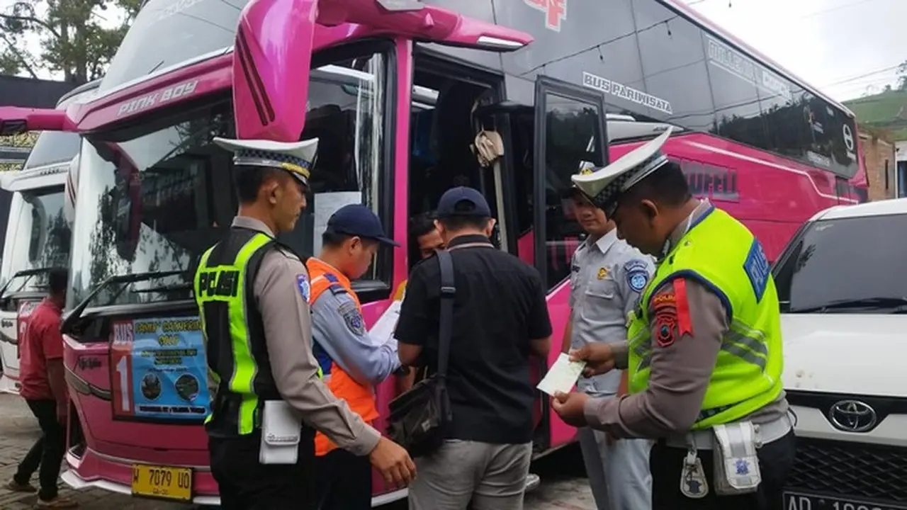 Satlantas Polres Karanganyar Bersama Instansi Terkait Saat Melakukan Ramp Check Di Lawu Park, Gondosuli, Kecamatan Tawangmangu (dok. Polres Karanganyar)