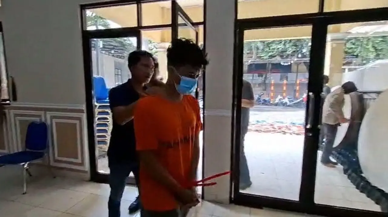 Tersangka Kasus Teror Bom 10 Sekolah Di Depok (devi/detikcom)